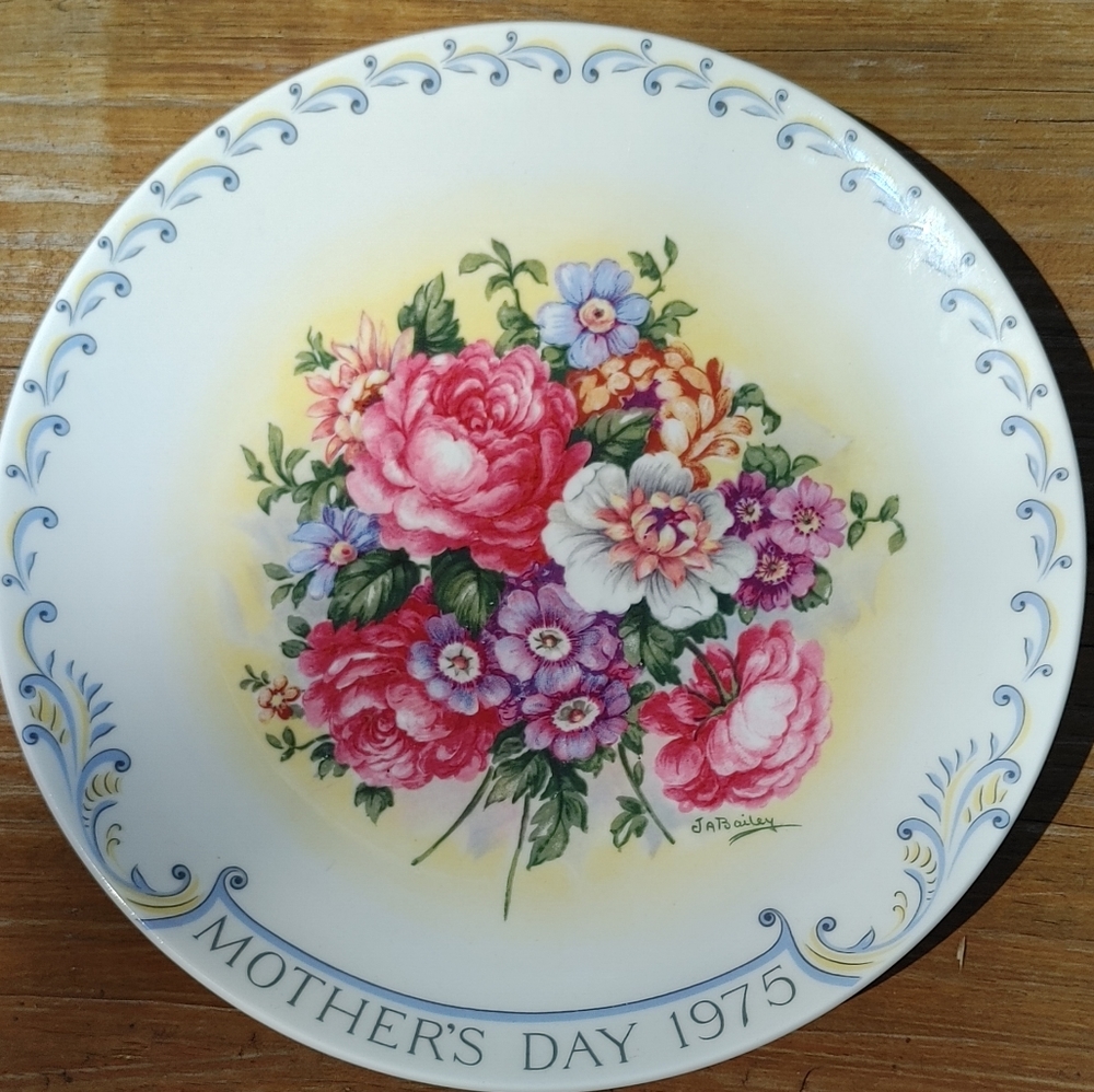 Mother's Day 1975 Collectible Plate